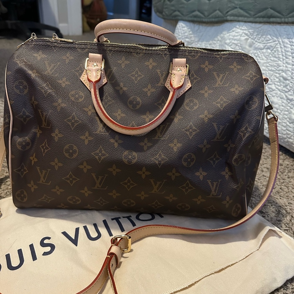Like New Louis Vuitton Speedy 35 in Monogram Canvas